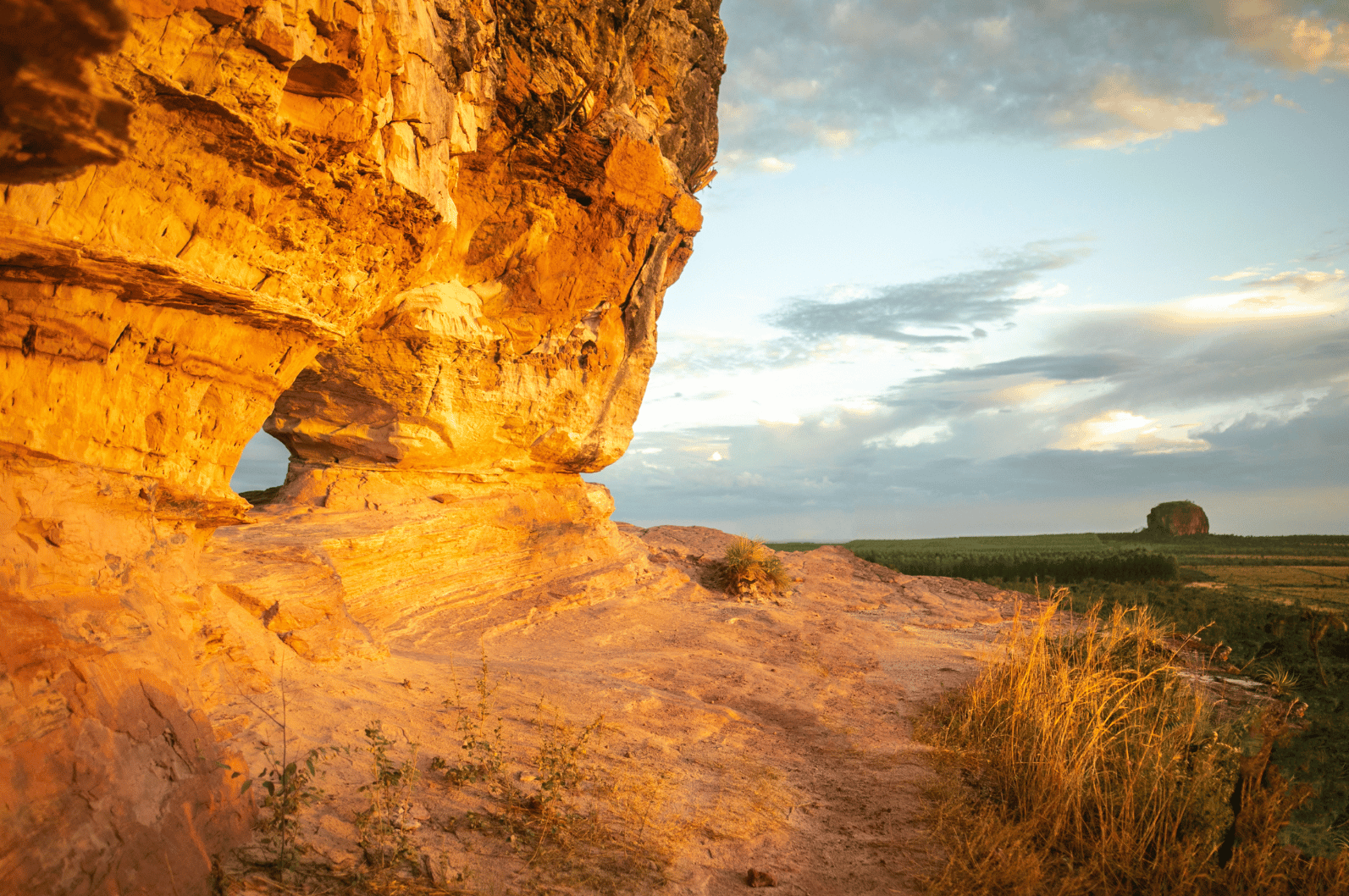 Foto do deslumbrante cenário natural do Jalapão, com montanhas, cachoeiras e vegetação exuberante. Destaque para o pacote de viagens da Jalapão Titans Ecoturismo, oferecendo uma aventura única e imersiva na natureza intocada. Ideal para quem busca experiências autênticas de ecoturismo.