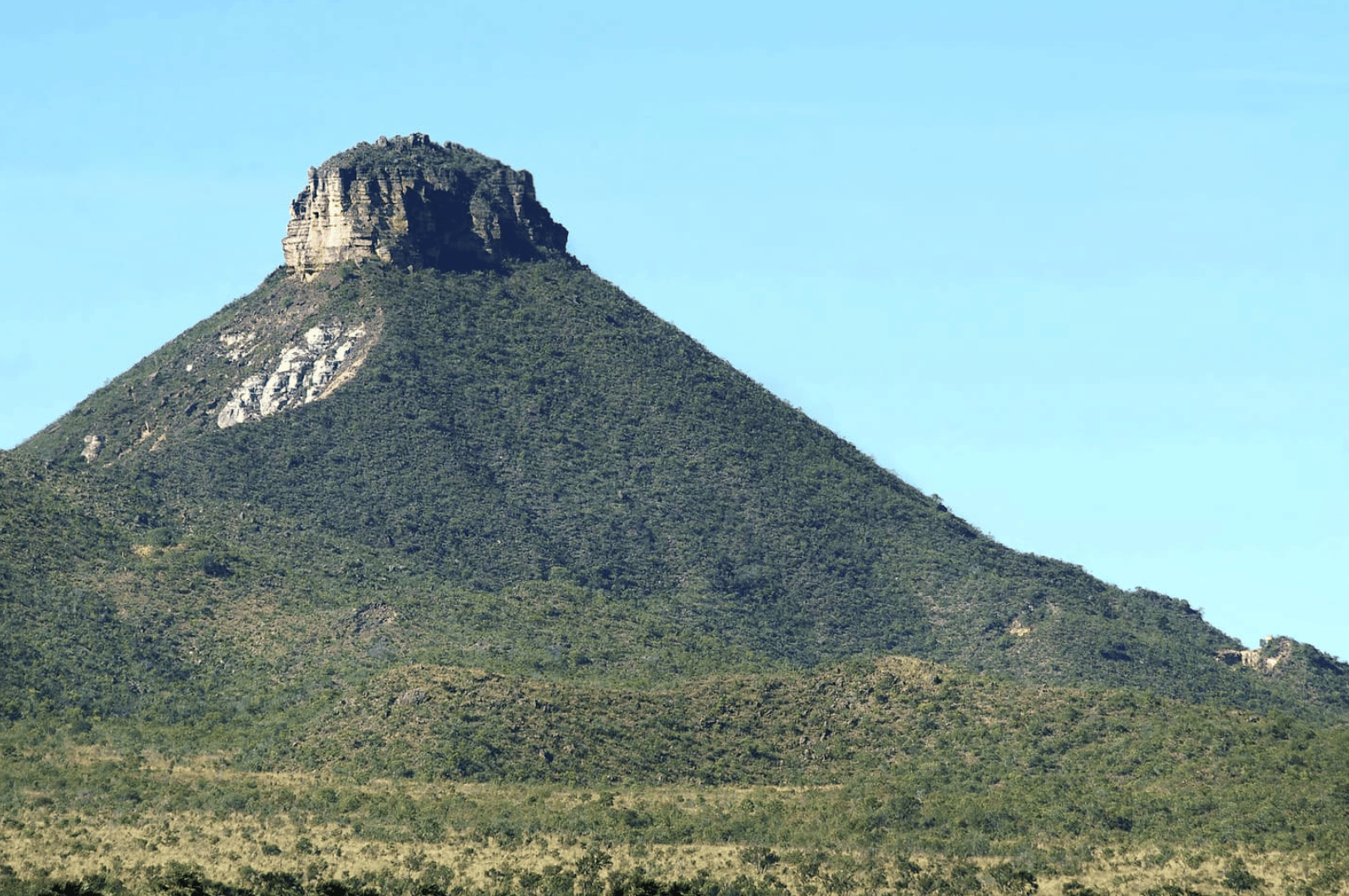 Foto do deslumbrante cenário natural do Jalapão, com montanhas, cachoeiras e vegetação exuberante. Destaque para o pacote de viagens da Jalapão Titans Ecoturismo, oferecendo uma aventura única e imersiva na natureza intocada. Ideal para quem busca experiências autênticas de ecoturismo.