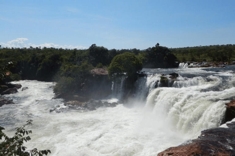 Foto do deslumbrante cenário natural do Jalapão, com montanhas, cachoeiras e vegetação exuberante. Destaque para o pacote de viagens da Jalapão Titans Ecoturismo, oferecendo uma aventura única e imersiva na natureza intocada. Ideal para quem busca experiências autênticas de ecoturismo.