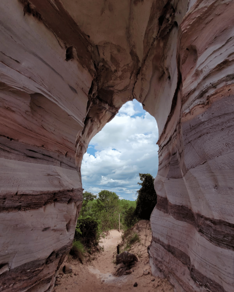 Foto do deslumbrante cenário natural do Jalapão, com montanhas, cachoeiras e vegetação exuberante. Destaque para o pacote de viagens da Jalapão Titans Ecoturismo, oferecendo uma aventura única e imersiva na natureza intocada. Ideal para quem busca experiências autênticas de ecoturismo.