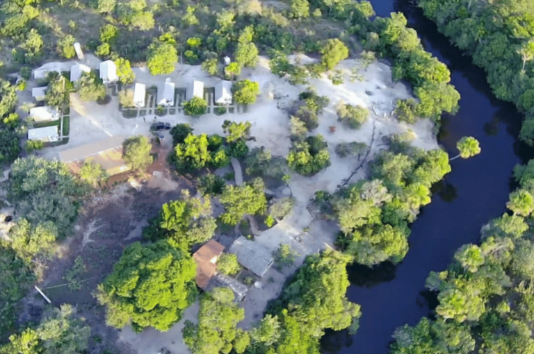 Foto do deslumbrante cenário natural do Jalapão, com montanhas, cachoeiras e vegetação exuberante. Destaque para o pacote de viagens da Jalapão Titans Ecoturismo, oferecendo uma aventura única e imersiva na natureza intocada. Ideal para quem busca experiências autênticas de ecoturismo.