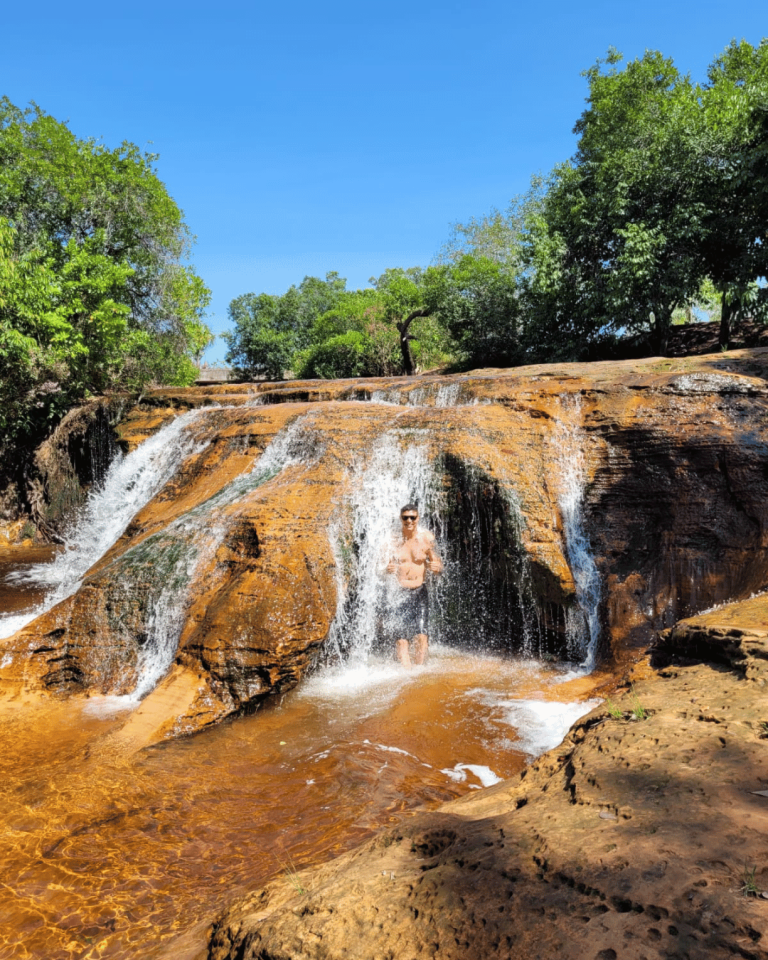 Foto do deslumbrante cenário natural do Jalapão, com montanhas, cachoeiras e vegetação exuberante. Destaque para o pacote de viagens da Jalapão Titans Ecoturismo, oferecendo uma aventura única e imersiva na natureza intocada. Ideal para quem busca experiências autênticas de ecoturismo.
