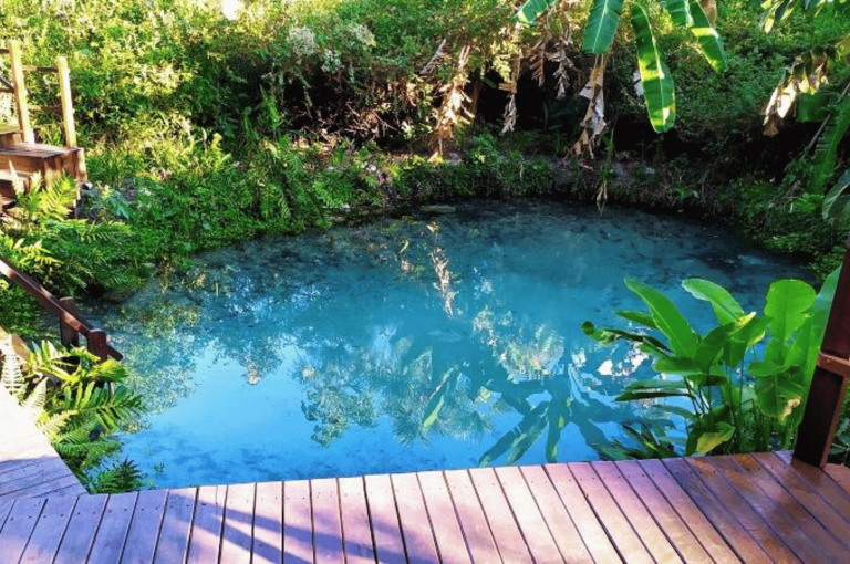 Foto do deslumbrante cenário natural do Jalapão, com montanhas, cachoeiras e vegetação exuberante. Destaque para o pacote de viagens da Jalapão Titans Ecoturismo, oferecendo uma aventura única e imersiva na natureza intocada. Ideal para quem busca experiências autênticas de ecoturismo.