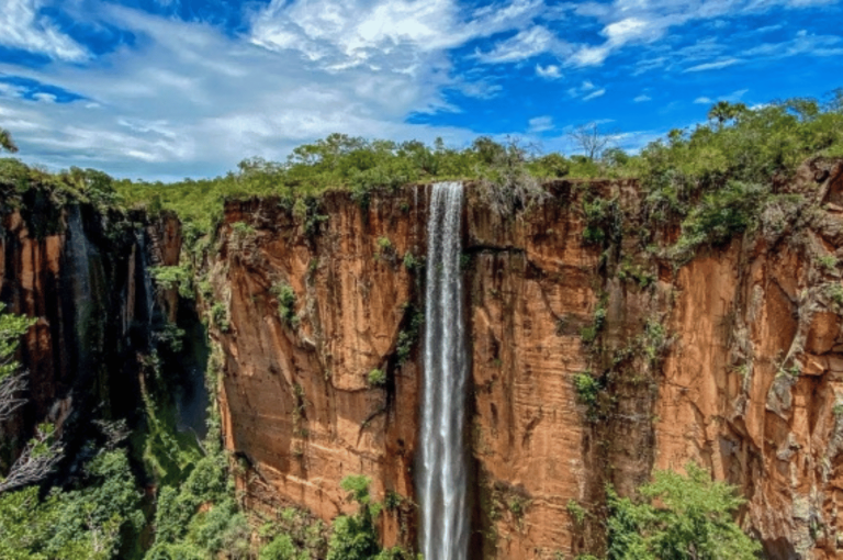Foto do deslumbrante cenário natural do Jalapão, com montanhas, cachoeiras e vegetação exuberante. Destaque para o pacote de viagens da Jalapão Titans Ecoturismo, oferecendo uma aventura única e imersiva na natureza intocada. Ideal para quem busca experiências autênticas de ecoturismo.