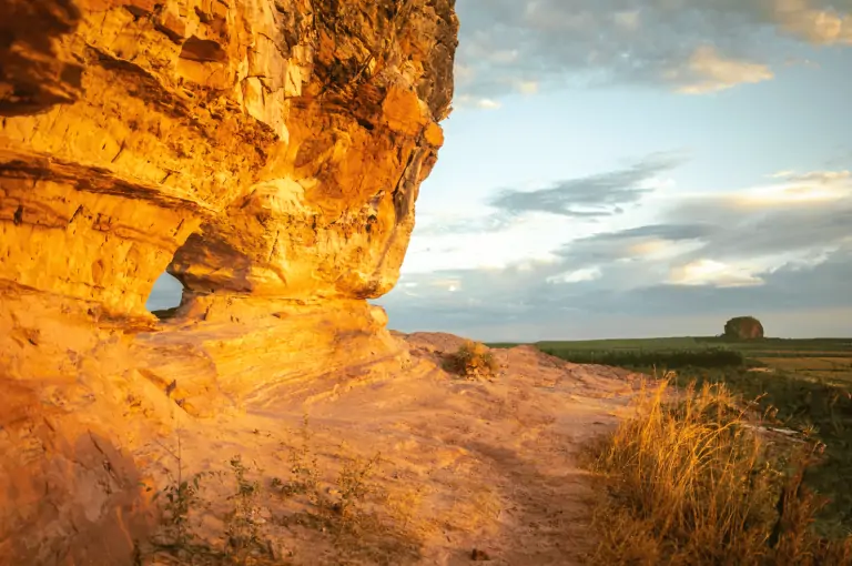 Foto do deslumbrante cenário natural do Jalapão, com montanhas, cachoeiras e vegetação exuberante. Destaque para o pacote de viagens da Jalapão Titans Ecoturismo, oferecendo uma aventura única e imersiva na natureza intocada. Ideal para quem busca experiências autênticas de ecoturismo.
