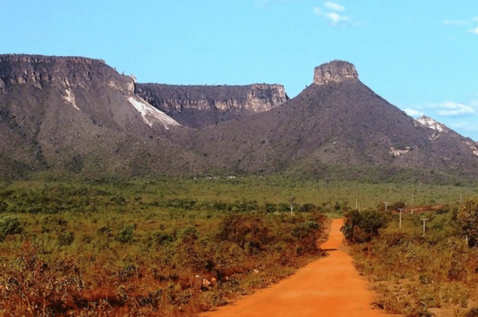 Foto do deslumbrante cenário natural do Jalapão, com montanhas, cachoeiras e vegetação exuberante. Destaque para o pacote de viagens da Jalapão Titans Ecoturismo, oferecendo uma aventura única e imersiva na natureza intocada. Ideal para quem busca experiências autênticas de ecoturismo.