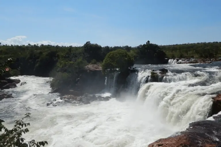 Foto do deslumbrante cenário natural do Jalapão, com montanhas, cachoeiras e vegetação exuberante. Destaque para o pacote de viagens da Jalapão Titans Ecoturismo, oferecendo uma aventura única e imersiva na natureza intocada. Ideal para quem busca experiências autênticas de ecoturismo.