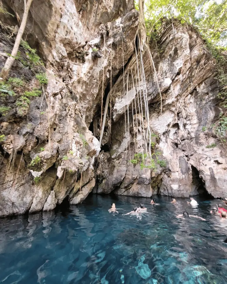 Foto do deslumbrante cenário natural do Jalapão, com montanhas, cachoeiras e vegetação exuberante. Destaque para o pacote de viagens da Jalapão Titans Ecoturismo, oferecendo uma aventura única e imersiva na natureza intocada. Ideal para quem busca experiências autênticas de ecoturismo.