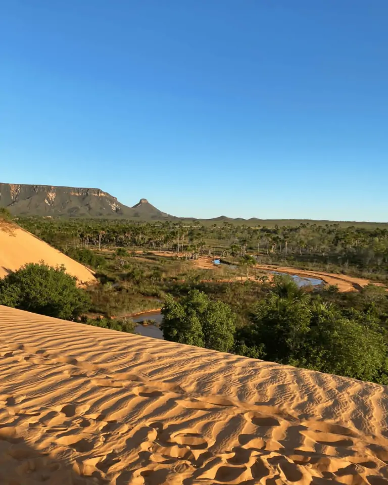 Foto do deslumbrante cenário natural do Jalapão, com montanhas, cachoeiras e vegetação exuberante. Destaque para o pacote de viagens da Jalapão Titans Ecoturismo, oferecendo uma aventura única e imersiva na natureza intocada. Ideal para quem busca experiências autênticas de ecoturismo.